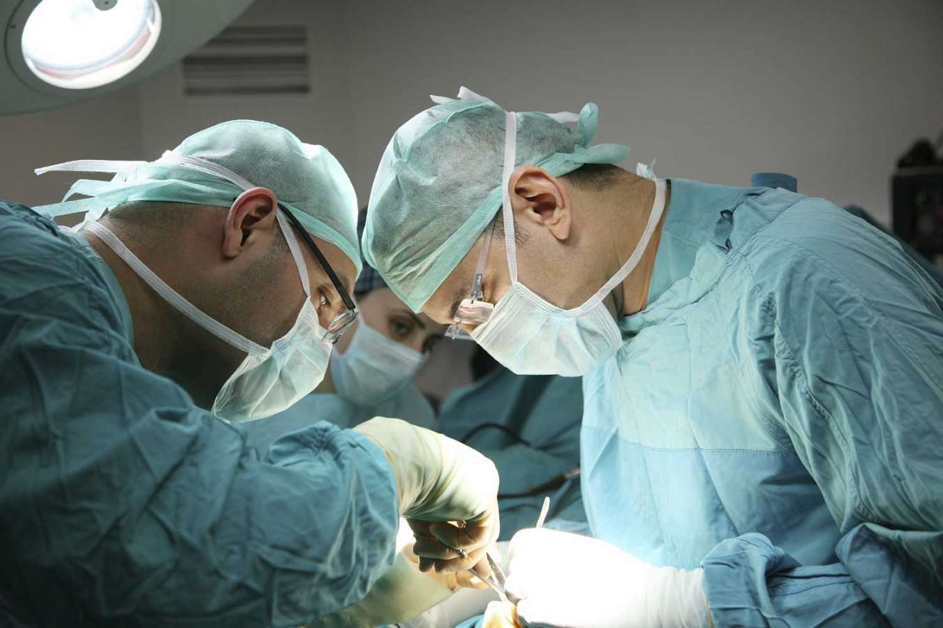 Хирурги оперируют